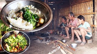 Pork amp green vegetable mix curry  jungle man  his wife amp daughter Bungwa having lunch [upl. by Alicia226]