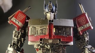 Optimus Prime DLX Threezero Details and pose [upl. by Arerrac110]