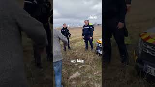 Des agriculteurs de la CR47 dépannent des gendarmes embourbés dans un champ [upl. by Temp]