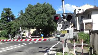 Passaggio a livello con semibarriere di via Tommaso dal Pozzo in HD  Faenza RA  Level Crossing [upl. by Lorie311]