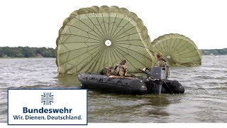 Notverfahren Fallschirmspringer üben Landung im Wasser  Bundeswehr [upl. by Asihtal]