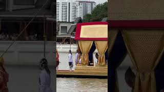 Thailand 🇹🇭 Bangkok The Royal Barge Procession 2024  Deras majestäter kungen och drottningen [upl. by Burdelle]