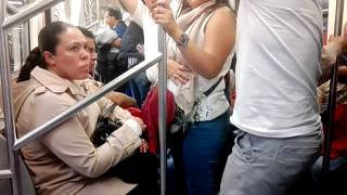 EL METRO EN CDMX Viajar en horas pico y a todas horas [upl. by Lehcir]