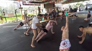 Endurecimiento después del entrenamiento de Muay Thai en Tailandia [upl. by Eidurt]