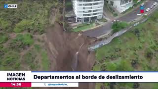 Edificio queda al borde de un deslizamiento de tierra en Chile  Noticias con Crystal Mendivil [upl. by Michail]