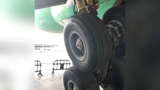 747 LANDING GEAR RETRACTION TEST ON THE GROUND MAIN AND NOSE WHEELS [upl. by Tade91]