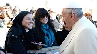 PAPA FRANCESCO SUOR CRISTINA GLI REGALA IL SUO PRIMO CD [upl. by Cerellia]