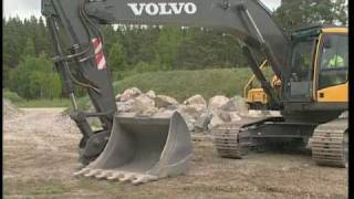 How to use the universal quick fit on a Volvo Wheeled Excavator Part 14 of 16 [upl. by Cathey340]