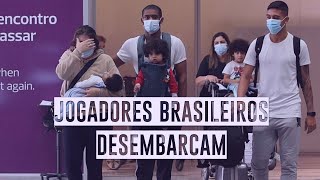 Jogadores brasileiros que atuavam na Ucrânia desembarcam no Galeão [upl. by Wobniar]