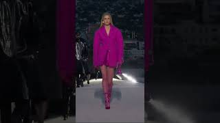 défilé VERSACE automne hiver 2023 2024  tendance mode automne 2023 [upl. by Kushner]