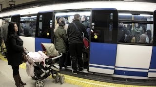 Imágenes inéditas muestran cómo actúan los ladrones en el Metro de Madrid [upl. by Savitt335]