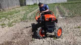 Mini tractor Kubota B7000 Giro de 180º [upl. by Atims]