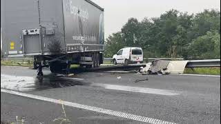 E40 in Oostduinkerke versperd door vrachtwagen verkeer moet snelweg verlaten [upl. by Dove251]