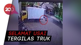 Ajaib Pelajar Ini Hanya Terduduk Lesu Usai Terlindas Truk [upl. by Zingale]