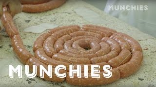 ¿Cómo se hace el chorizo Toluqueño  La Guía Munchies al EdoMex [upl. by Rhett]