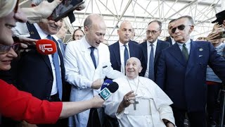 Papa Francesco lascia il Policlinico Gemelli di Roma tra gli applausi dei pazienti [upl. by Nwahsyt]