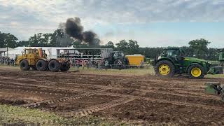 Kirovets K700 A 6x6 vs John Deere 9R 410 beim Traktor Pulling in Hohenziatz [upl. by Relluf]