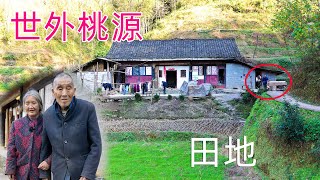 貴州深山發現一戶人家，只有兩位79歲老人獨居山中，子女還在讀書 [upl. by Nnyleve182]