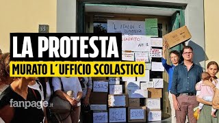 Insegnanti protestano quotmurandoquot lufficio scolastico a Napoli quotBasta nuovi concorsi siamo precariquot [upl. by Eenel]