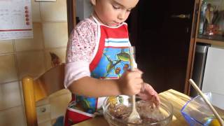 Sara 4 anni prepara la sua prima torta al cioccolato [upl. by Nyluqcaj]