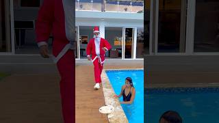 A Santa Claus le encanta la piscina 🎅🏊🏼‍♀️🤣💦 shorts santaclaus humor navidad funny [upl. by Beekman893]