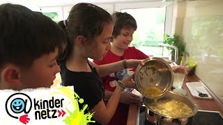 Jonathan kocht Sauergurkensuppe  Schmecksplosion  SWR Kindernetz [upl. by Eda657]