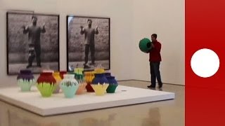 Vidéo  un homme brise un vase dAi WeiWei valant 1 million de dollars dans un musée [upl. by Koah]