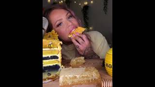 ASMR EATING HONEYCOMB CAKE EDIBLE HONEYBEES SUNFLOWER COOKIE EATING SHOW 먹방 MUKBANG SHORTS [upl. by Kinch]