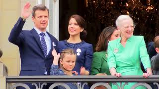 Dronning Margrethe samlede familien på Amalienborgs balkon [upl. by Eelyr653]