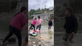 All kinds of people wash clothes by the river I never expected that I laugh every time I watch [upl. by Htilil]