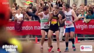 London Marathon 2017  Swansea Runner Helps Man Finish Race [upl. by Rodie]