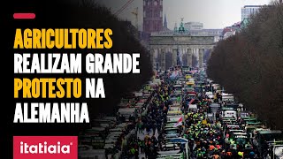 AGRICULTORES REALIZAM GRANDE PROTESTO CONTRA GOVERNO ALEMÃO APÓS FIM DE SUBSÍDIOS [upl. by Oirramaj]