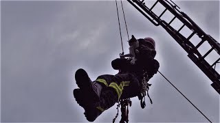 Feuerwehr rettet Katze mit der Drehleiter [upl. by Holbrooke]