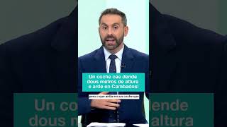 🚗 CAMBADOS  Un coche cae dende dous metros de altura e arde en Cambados non hai feridos [upl. by Mikal]