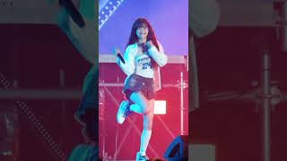 츄  꽁꽁 얼어붙은 한강 위로 고양이가 걸어다닙니다 CHUU FanCam 240924 충남대 공대 [upl. by Rucker]