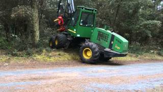 Abatteuse John Deere 1070D avec tête SP 561 LF [upl. by Carnes]