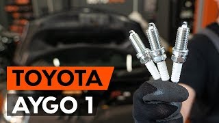 Hvordan bytte tennplugger der på TOYOTA AYGO 1 AB10 BRUKSANVISNING AUTODOC [upl. by Netaf338]