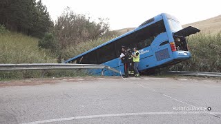 Montescagliosoautobus esce fuori strada feriti alcuni studendi [upl. by Giselbert]