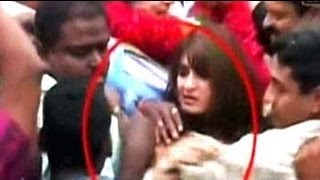 Sunanda Tharoor trapped harassed by crowd at airport [upl. by Paulette]