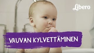 Vauvan kylvettäminen  vinkkejä lapsen pesemiseen [upl. by Sayers]