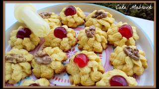 Petits fours aux noix et cerise confite à la seringue à biscuits twist [upl. by Nemrak432]