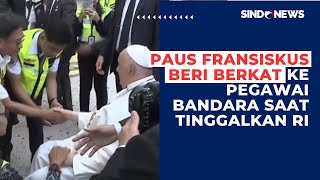 Tinggalkan RI Paus Fransiskus Berikan Berkat ke Pekerja Bandara [upl. by Ilenay]