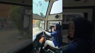 Uni chan chan sangat mahir memainkan stir busnya driver busmania busdriver cabincrew [upl. by Rimma]