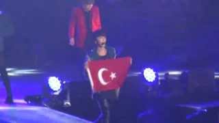 SUPER JUNIOR DONGHAE TÜRK BAYRAĞINI ÖPÜYOR  Music Bank in İstanbul  130907 [upl. by Namzed]