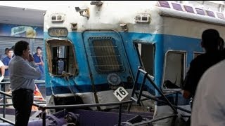 Argentine  un train ne parvient pas à stopper en gare à Buenos Aires [upl. by Soalokin]