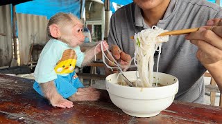 Jic Jic and his father were at the countryside market eating noodles [upl. by Dahc]