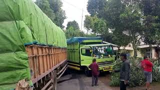 Saling bersenggolan dua truk fuso di pendakian berbelok Jl Lintau Payalumbuh membuat macet parah [upl. by Zimmer]