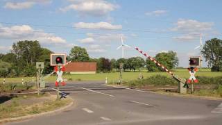 Bahnübergang mit quotBimmelquot in Recklinghausen  German level crossing with bells [upl. by Nedia]