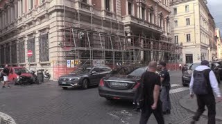 Mario Draghi entra a Palazzo Chigi per lincontro con Giorgia Meloni [upl. by Einniw]