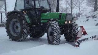 Deutz Fahr DX 605 in de sneeuw  Trekkerwebnl [upl. by Hplar110]